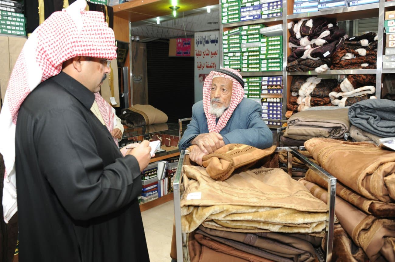 قصة مصورة: إقبال متزايد على محلات بيع الملابس الشتوية بعسير
