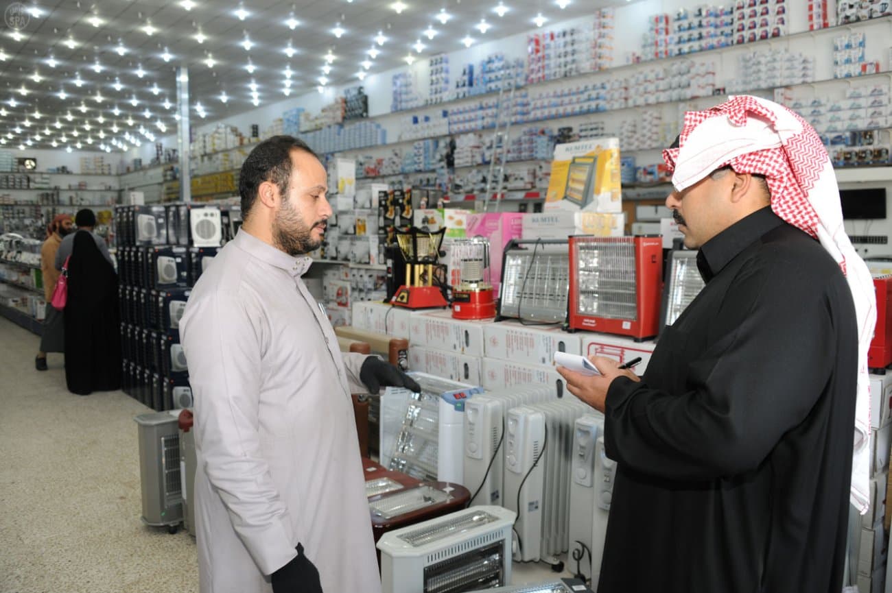 قصة مصورة: إقبال متزايد على محلات بيع الملابس الشتوية بعسير