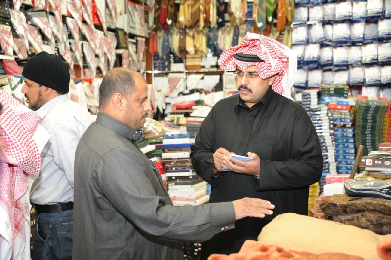 قصة مصورة: إقبال متزايد على محلات بيع الملابس الشتوية بعسير