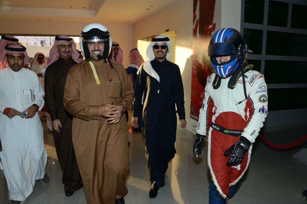 أمير الرياض يفتتح مهرجان السباقات السعودي الخامس للسيارات ويتوج الفائزين