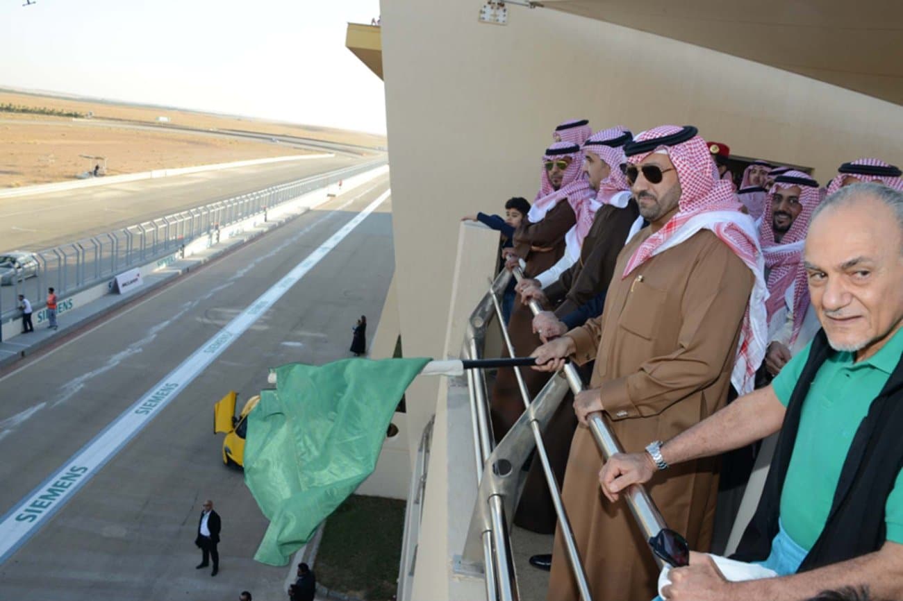 أمير الرياض يفتتح مهرجان السباقات السعودي الخامس للسيارات ويتوج الفائزين