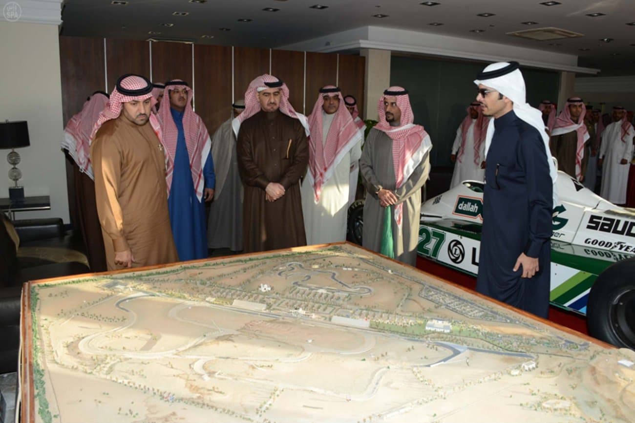 أمير الرياض يفتتح مهرجان السباقات السعودي الخامس للسيارات ويتوج الفائزين