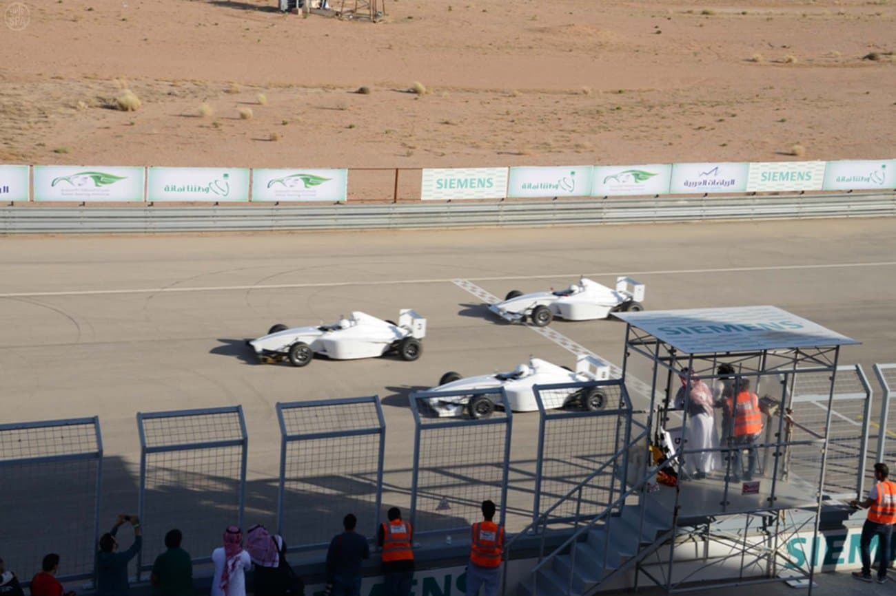 أمير الرياض يفتتح مهرجان السباقات السعودي الخامس للسيارات ويتوج الفائزين