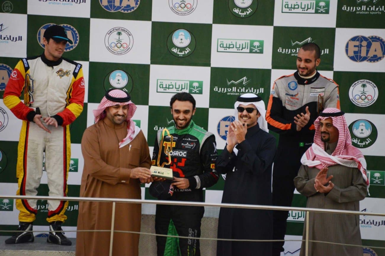 أمير الرياض يفتتح مهرجان السباقات السعودي الخامس للسيارات ويتوج الفائزين