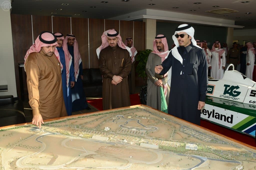 أمير الرياض يفتتح مهرجان السباقات السعودي الخامس للسيارات ويتوج الفائزين