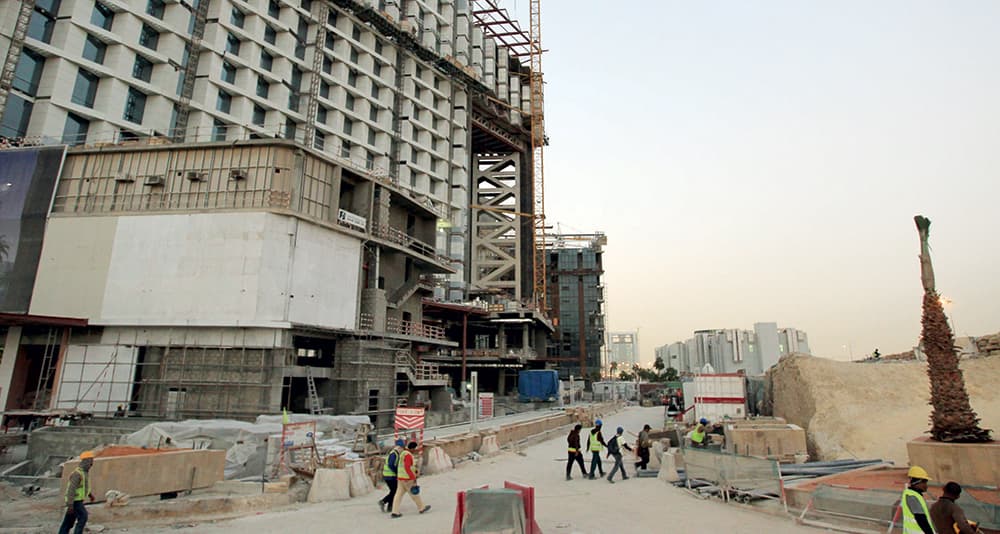 عمال في مركز الملك عبد الله المالي يسرقون مواد بناء بالملايين