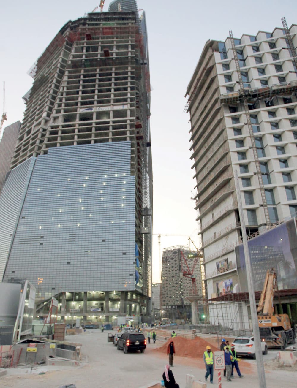 عمال في مركز الملك عبد الله المالي يسرقون مواد بناء بالملايين