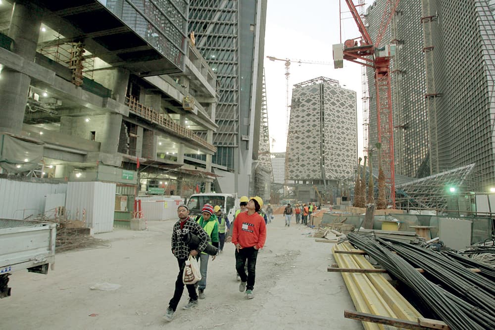 عمال في مركز الملك عبد الله المالي يسرقون مواد بناء بالملايين