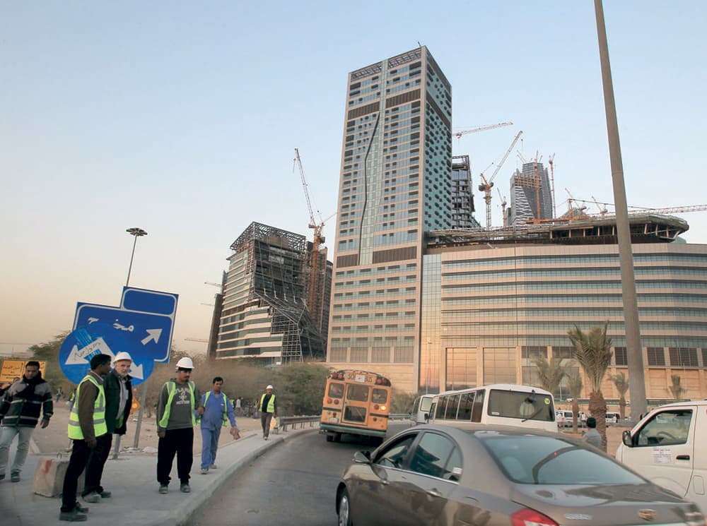 عمال في مركز الملك عبد الله المالي يسرقون مواد بناء بالملايين