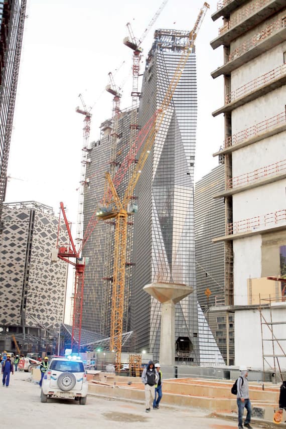 عمال في مركز الملك عبد الله المالي يسرقون مواد بناء بالملايين