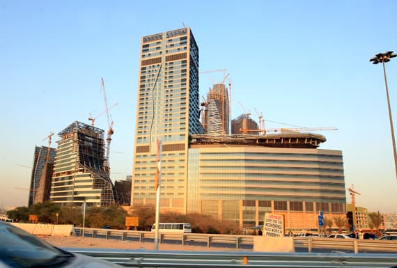 عمال في مركز الملك عبد الله المالي يسرقون مواد بناء بالملايين