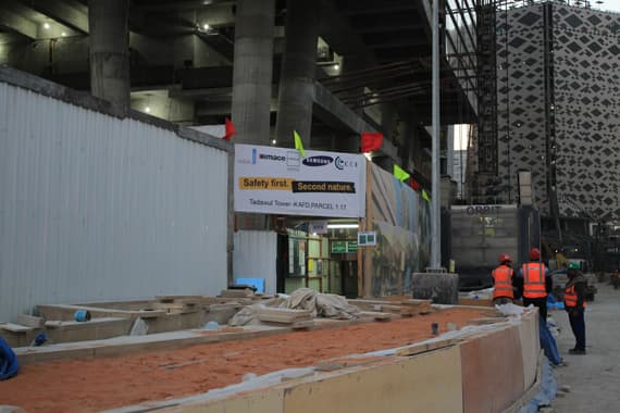 عمال في مركز الملك عبد الله المالي يسرقون مواد بناء بالملايين