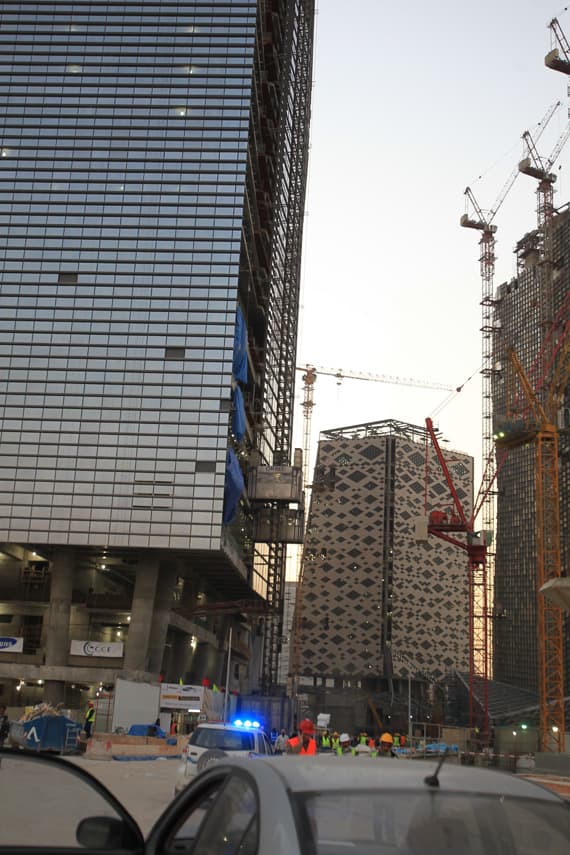 عمال في مركز الملك عبد الله المالي يسرقون مواد بناء بالملايين