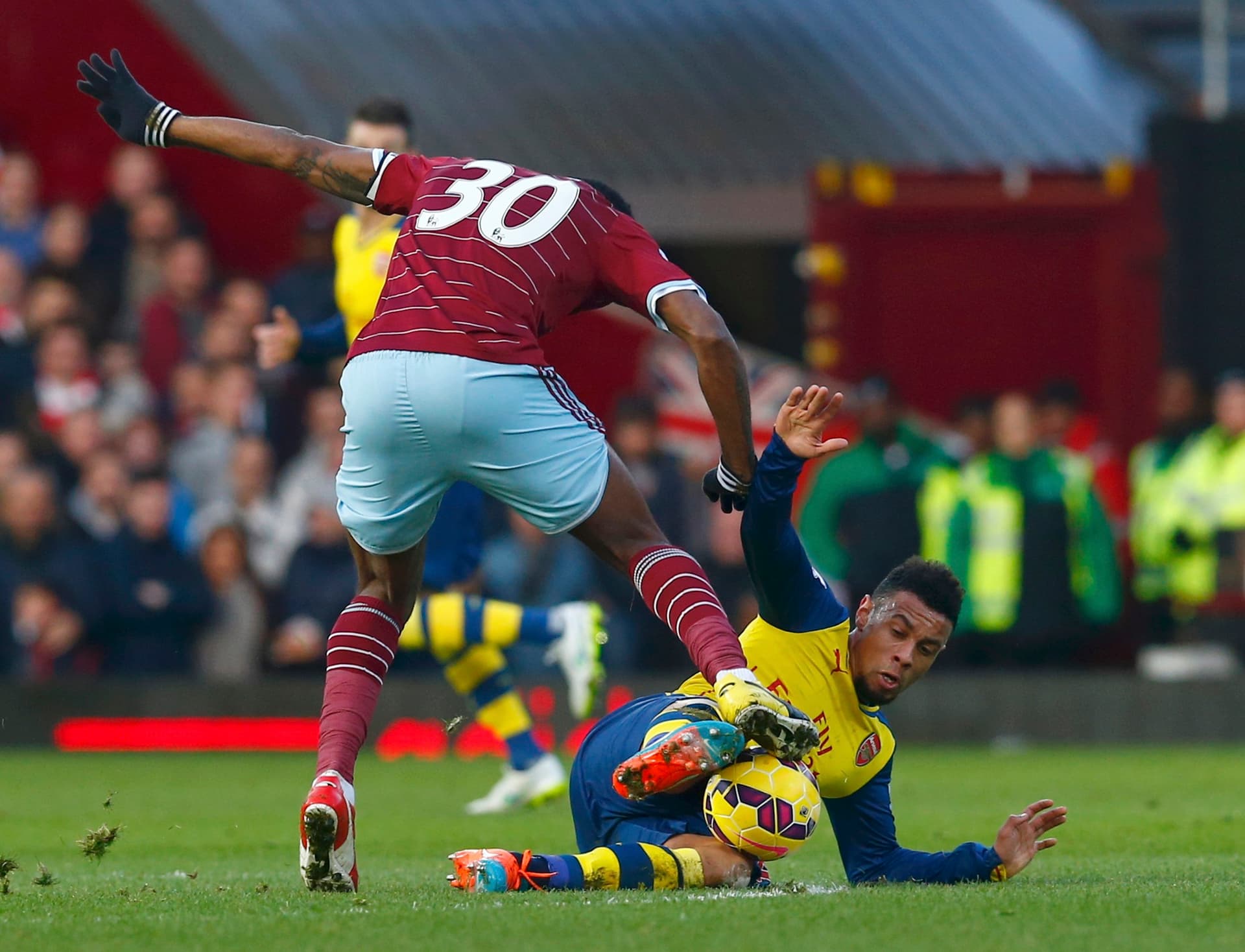 سيتي يرفض هدية تشيلسي ويتعادل مع بيرنلي في الدوري الإنجليزي