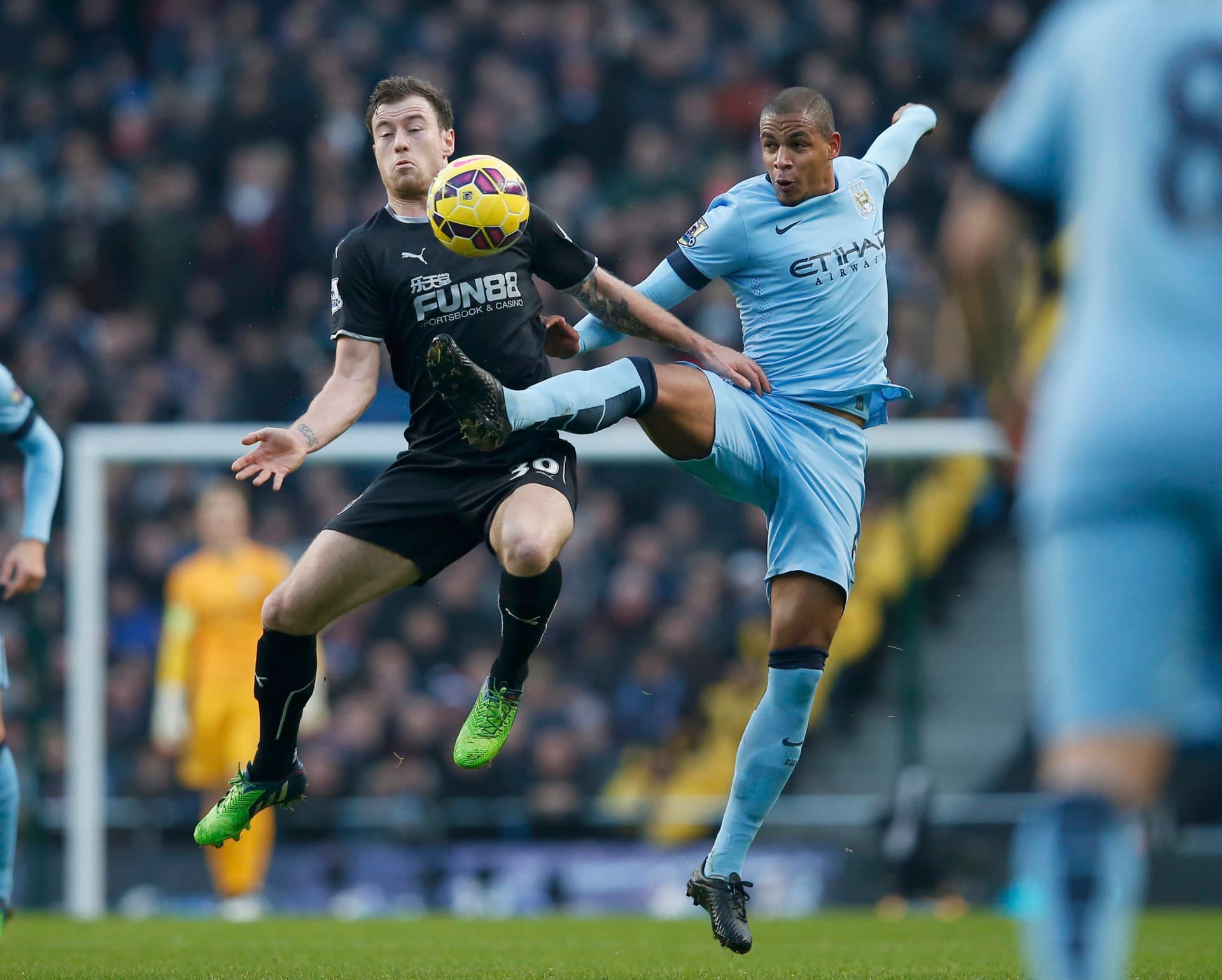 سيتي يرفض هدية تشيلسي ويتعادل مع بيرنلي في الدوري الإنجليزي