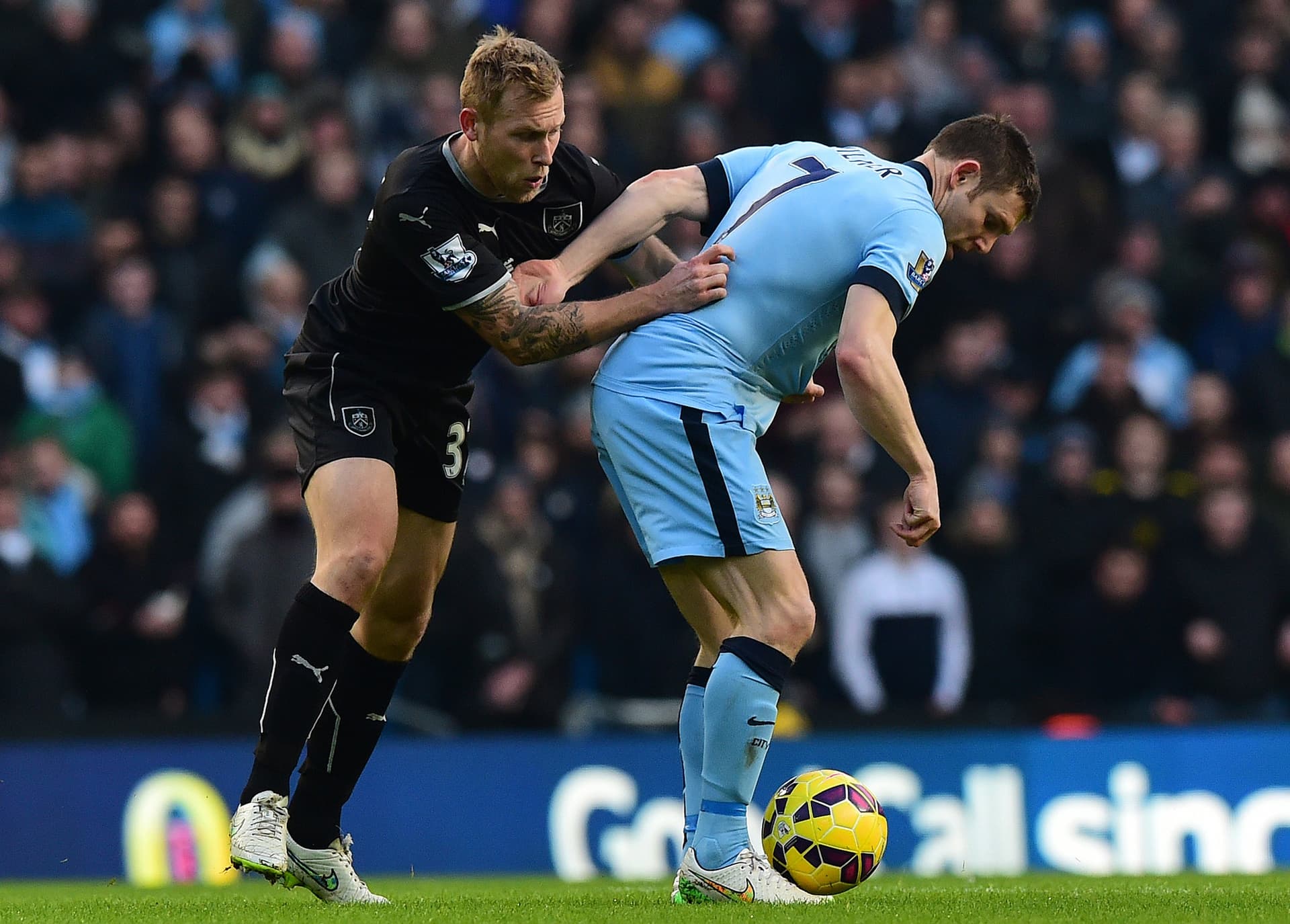 سيتي يرفض هدية تشيلسي ويتعادل مع بيرنلي في الدوري الإنجليزي