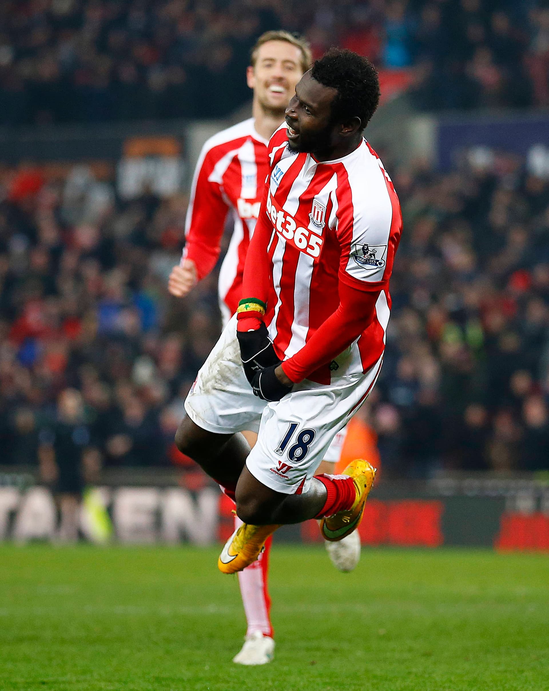 سيتي يرفض هدية تشيلسي ويتعادل مع بيرنلي في الدوري الإنجليزي