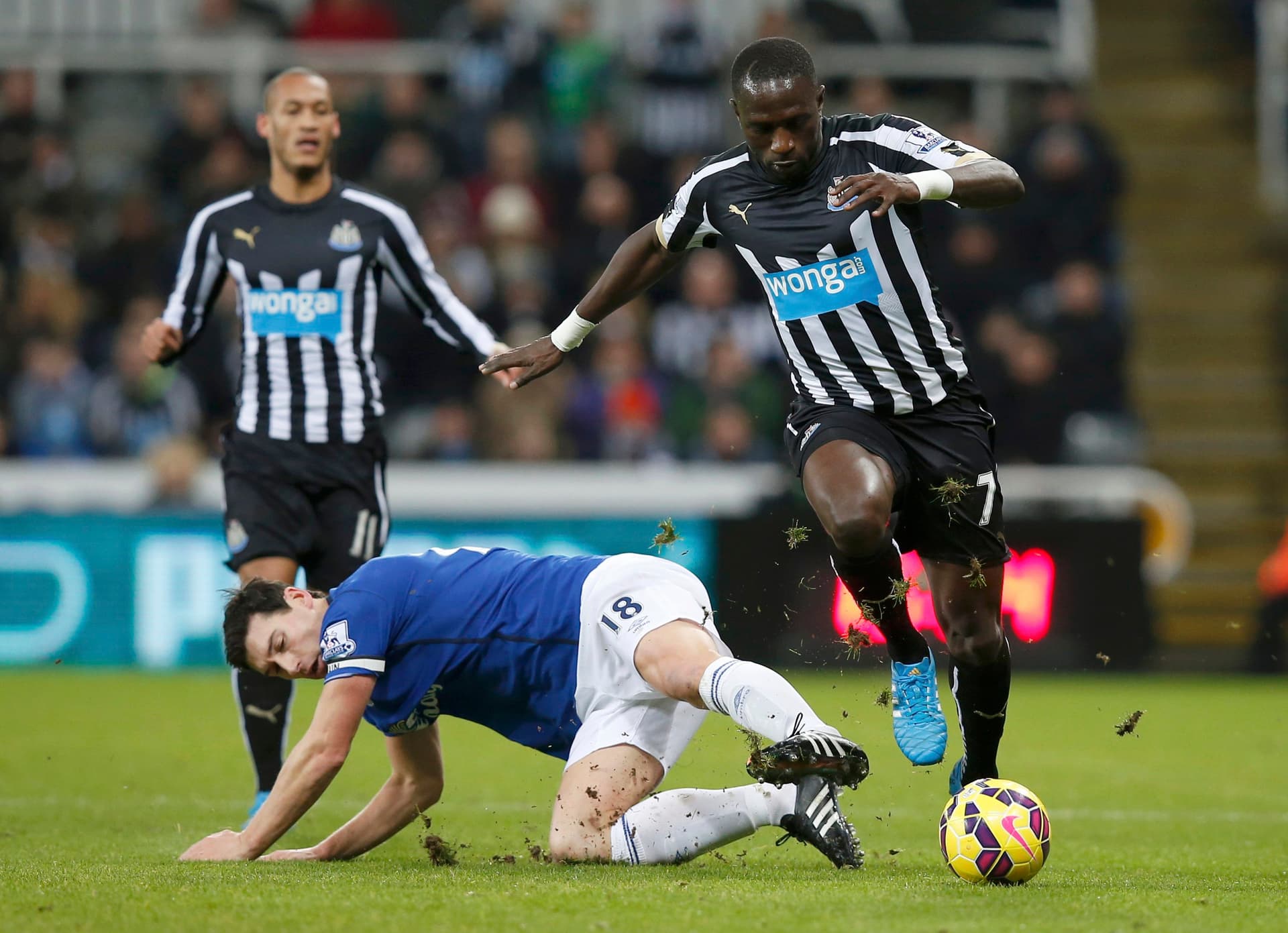 سيتي يرفض هدية تشيلسي ويتعادل مع بيرنلي في الدوري الإنجليزي