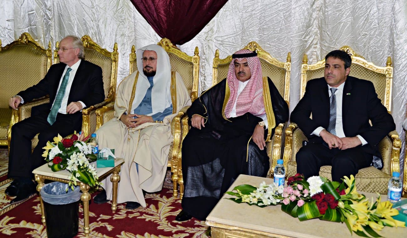 ولي العهد يطمئن على صحة خادم الحرمين الشريفين