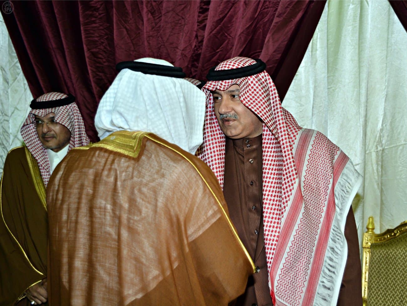 ولي العهد يطمئن على صحة خادم الحرمين الشريفين