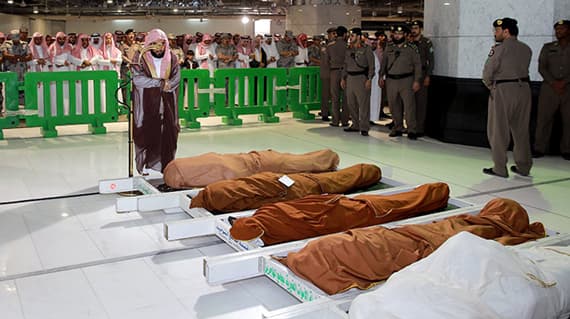 جموع المصلين في الحرم المكي يؤدون صلاة الجنازة على الشهيد البلوي تحقيقا لوصيته