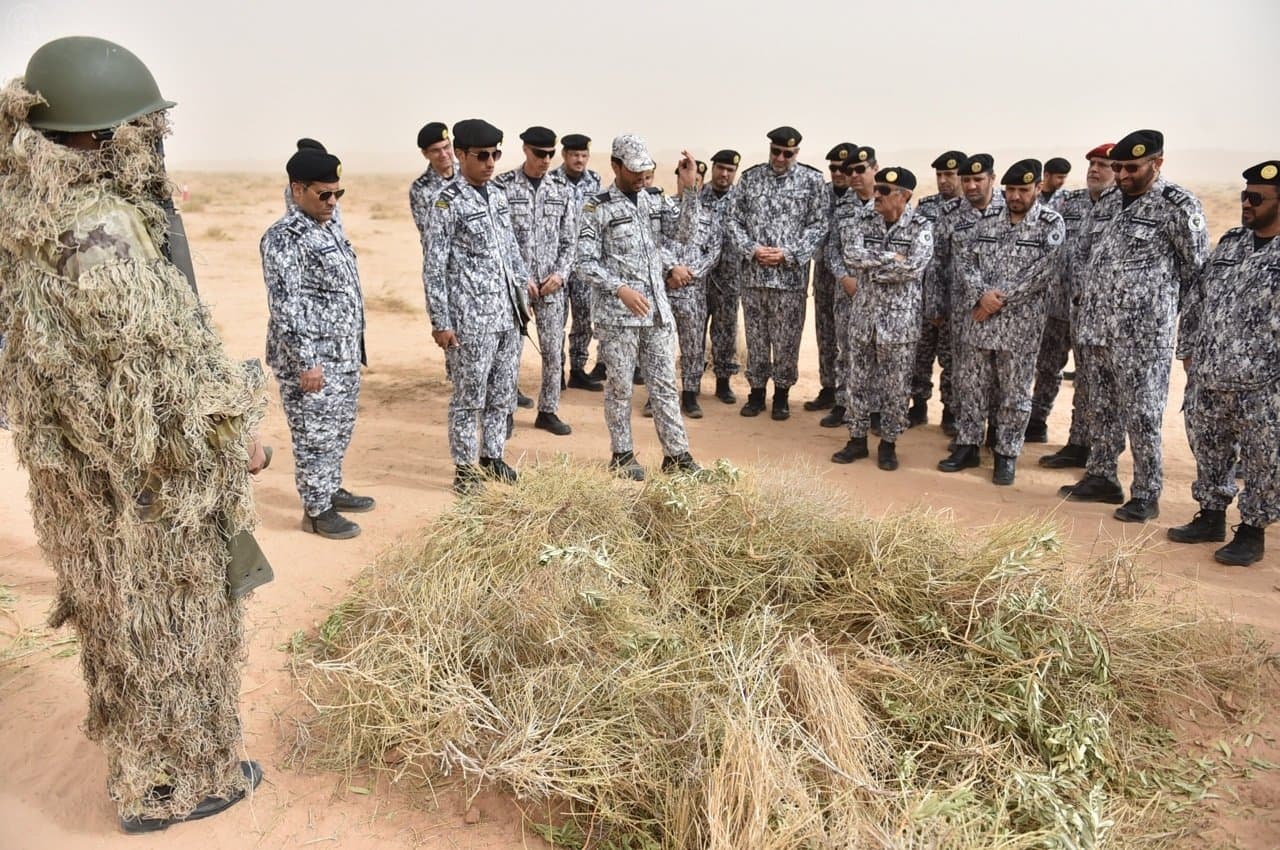 كلية الملك فهد الأمنية تقيم مشروع التعايش والتشكيلات القتالية لطلابها