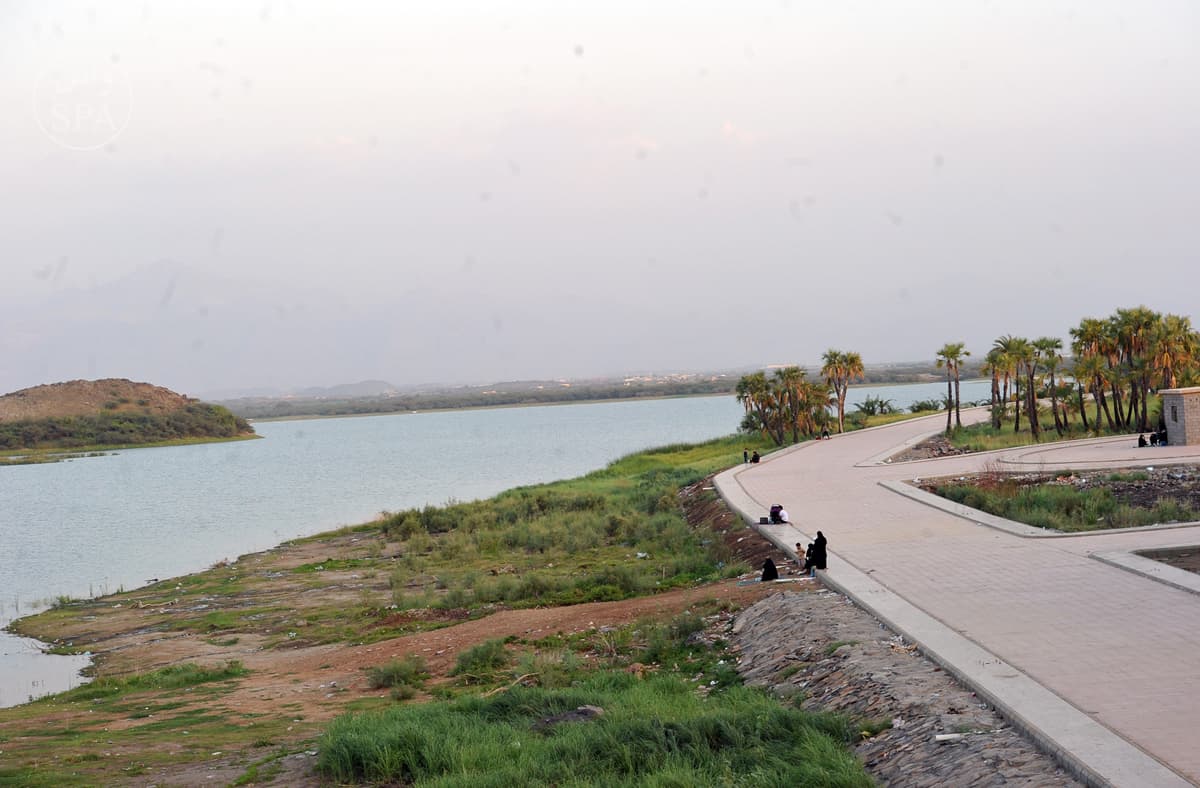قصة مصورة : منتزه بحيرة السد .. منتجع سياحي بارز في أبوعريش