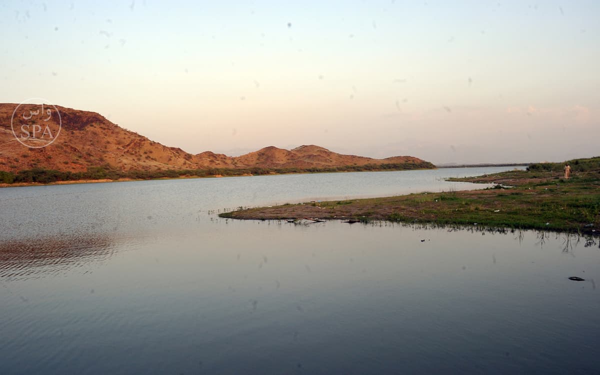 قصة مصورة : منتزه بحيرة السد .. منتجع سياحي بارز في أبوعريش