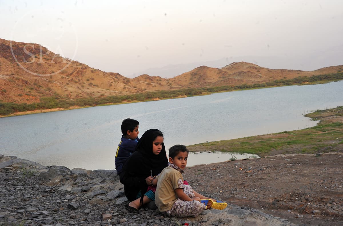 قصة مصورة : منتزه بحيرة السد .. منتجع سياحي بارز في أبوعريش