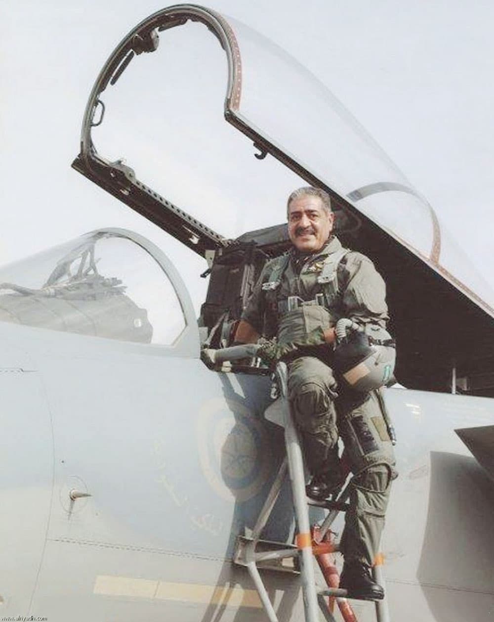 مقرن بن عبد العزيز .. طيار بروح متواضعة