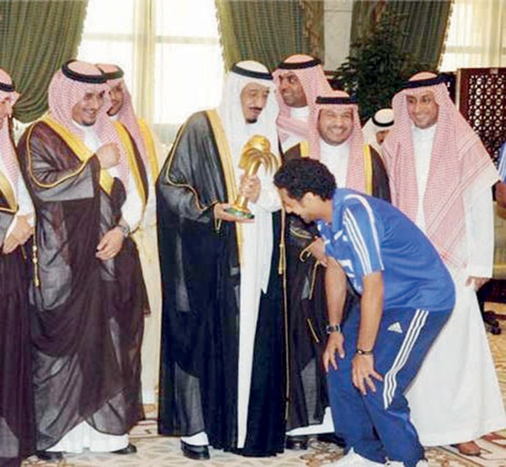 بشت سلمان مع ياسر .. عفوية ملك