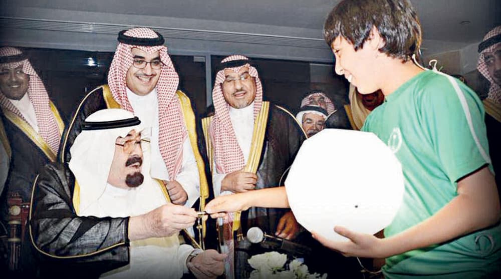 صاحب قلم «استاد الجوهرة» يؤدي العمرة على روح فقيد الأمة ويتصدق بمصروفه الشهري