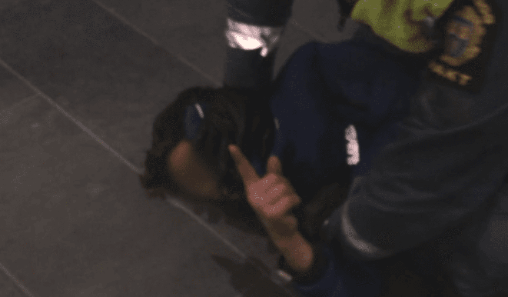 شرطي سويدي يعذب طفل مسلم لصعودة القطار بدون تذكرة - فيديو