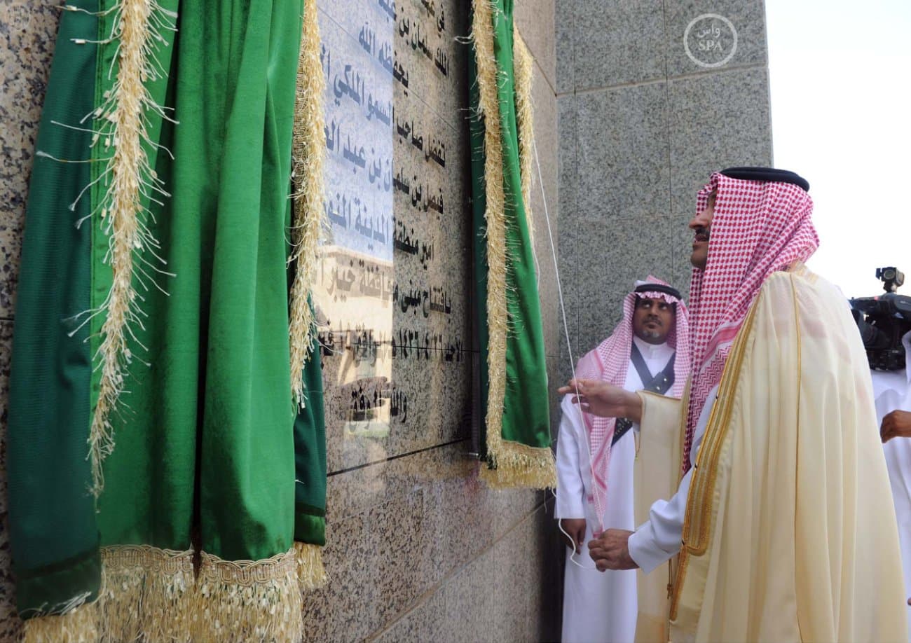 أمير المدينة المنورة يدشن مشروع الإسكان في خيبر