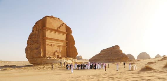 مدائن صالح .. موطن الصخور المزخرفة والجبال المنحوتة والأراضي الملونة