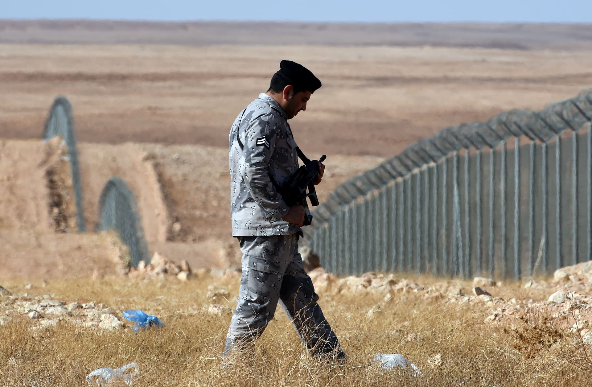 أفراد حرس الحدود يقومون بواجبهم الوطني على الحدود الشمالية للمملكة مع العراق