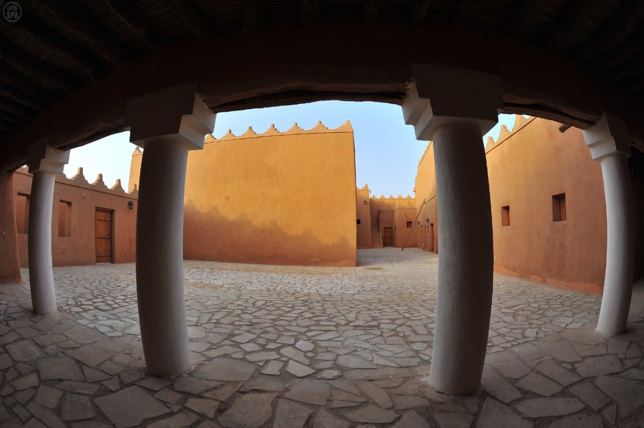 قصة مصورة: قصر الملك عبدالعزيز في وادي الدواسر بحلة جديدة بعد 107 أعوام