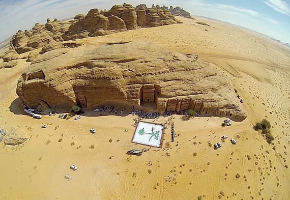 فريق سعودي - ياباني يرسم أكبر لوحة لشعاري البلدين