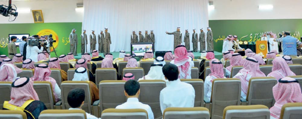 أحمد بن عبد العزيز يكرم المتفوقين بجائزة خالد السديري