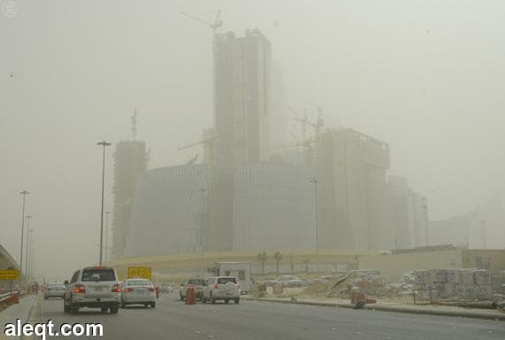 الأرصاد : الغبار سيستمر على وسط وجنوب المملكة حتى مساء اليوم