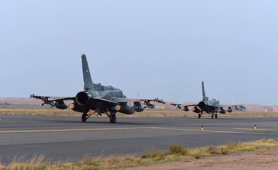 عاصفة الحزم : التحالف يقصف صنعاء .. واشتباكات في المكلا