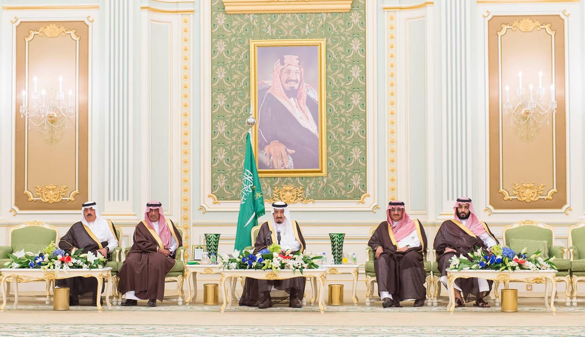 الملك مخاطبا كبار الضباط : دفاعكم عن بلاد الحرمين هو دفاع عن وطن يستحق وشعب وفيّ