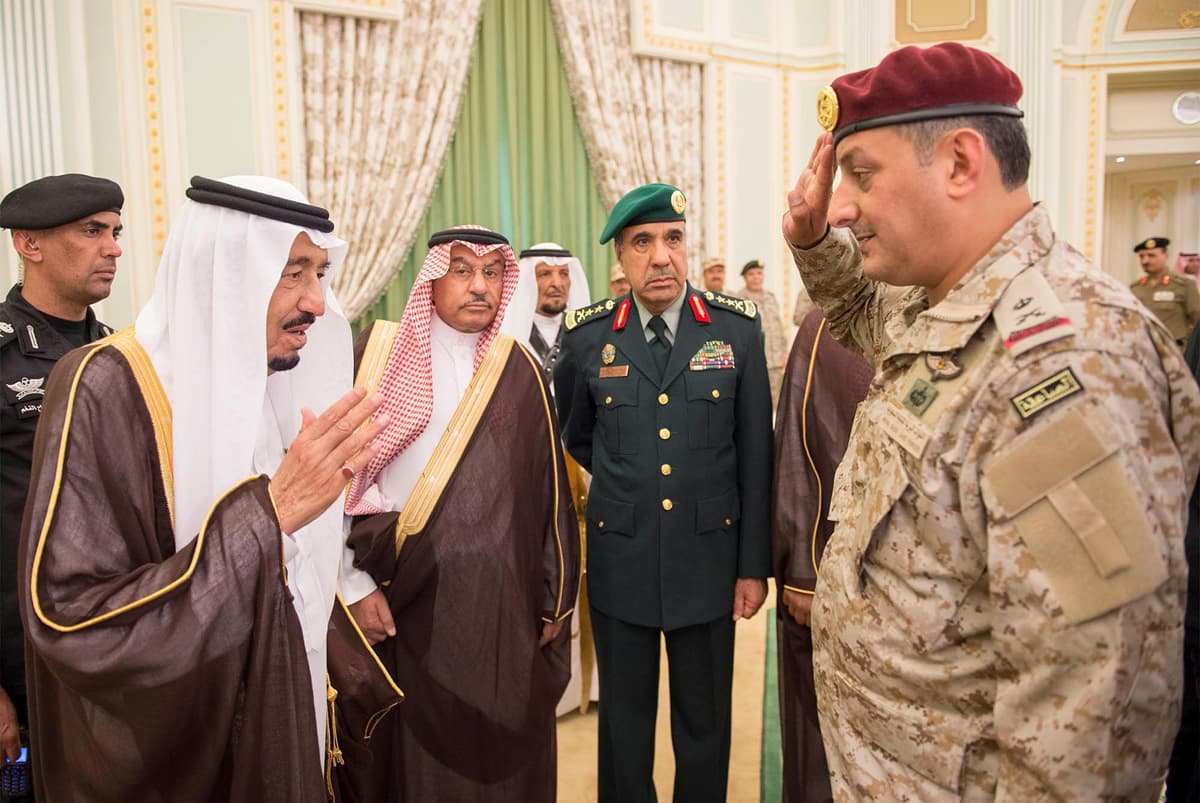 الملك مخاطبا كبار الضباط : دفاعكم عن بلاد الحرمين هو دفاع عن وطن يستحق وشعب وفيّ