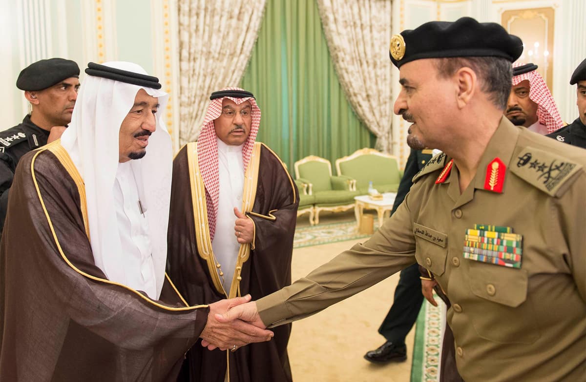 الملك مخاطبا كبار الضباط : دفاعكم عن بلاد الحرمين هو دفاع عن وطن يستحق وشعب وفيّ