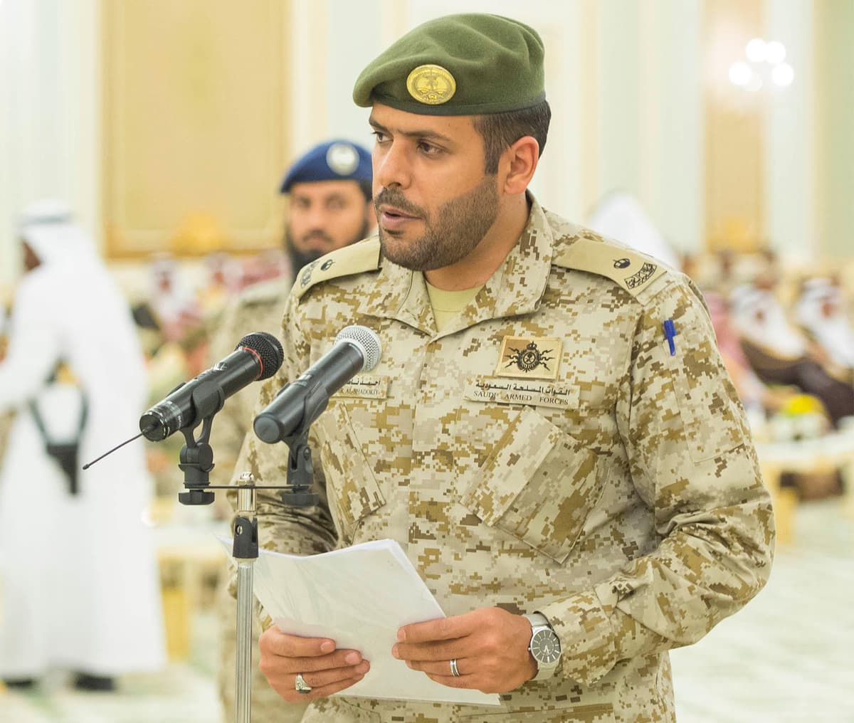 الملك مخاطبا كبار الضباط : دفاعكم عن بلاد الحرمين هو دفاع عن وطن يستحق وشعب وفيّ