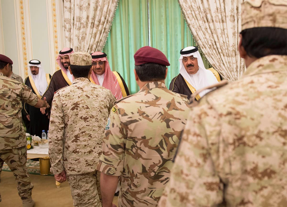 الملك مخاطبا كبار الضباط : دفاعكم عن بلاد الحرمين هو دفاع عن وطن يستحق وشعب وفيّ