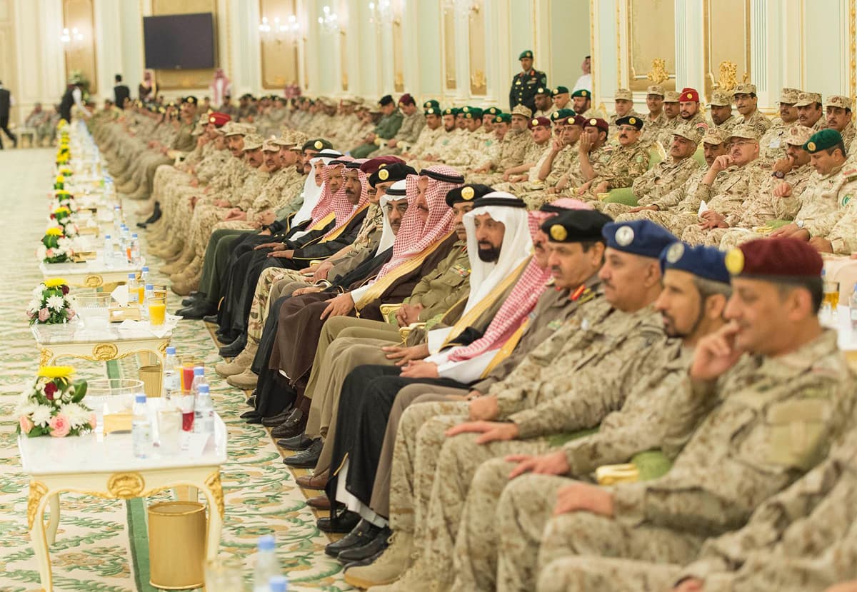 الملك مخاطبا كبار الضباط : دفاعكم عن بلاد الحرمين هو دفاع عن وطن يستحق وشعب وفيّ