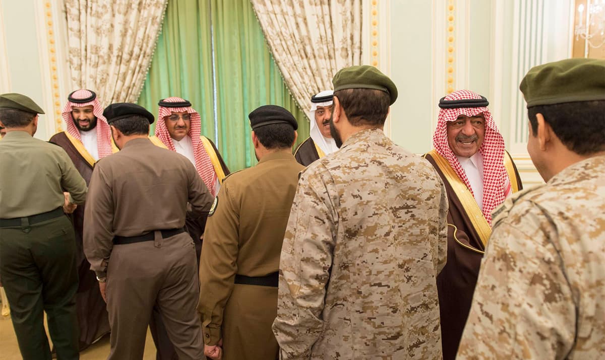 الملك مخاطبا كبار الضباط : دفاعكم عن بلاد الحرمين هو دفاع عن وطن يستحق وشعب وفيّ