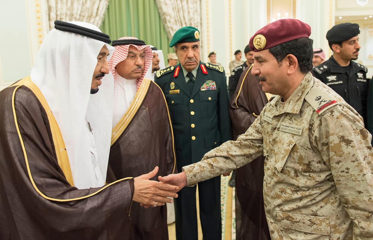 الملك مخاطبا كبار الضباط : دفاعكم عن بلاد الحرمين هو دفاع عن وطن يستحق وشعب وفيّ