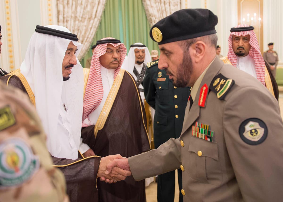 الملك مخاطبا كبار الضباط : دفاعكم عن بلاد الحرمين هو دفاع عن وطن يستحق وشعب وفيّ